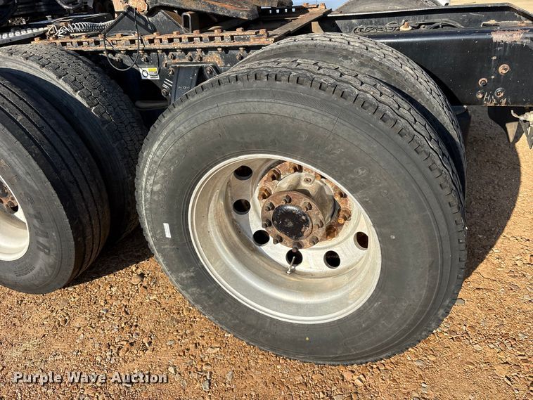 image for item ET0399 2011 Kenworth T700 Series semi truck