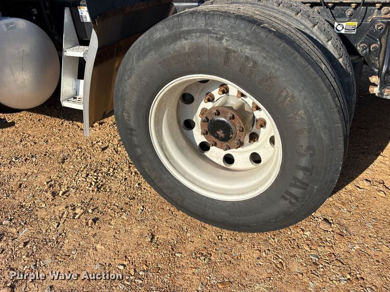 image for item ET0399 2011 Kenworth T700 Series semi truck
