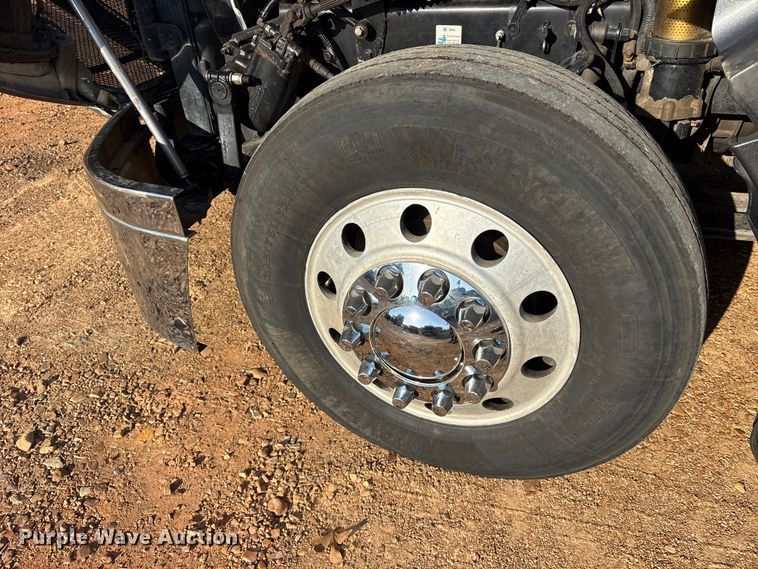 image for item ET0399 2011 Kenworth T700 Series semi truck