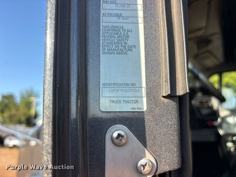 image for item ET0399 2011 Kenworth T700 Series semi truck