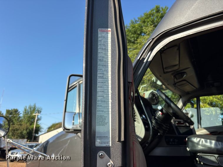 image for item ET0399 2011 Kenworth T700 Series semi truck