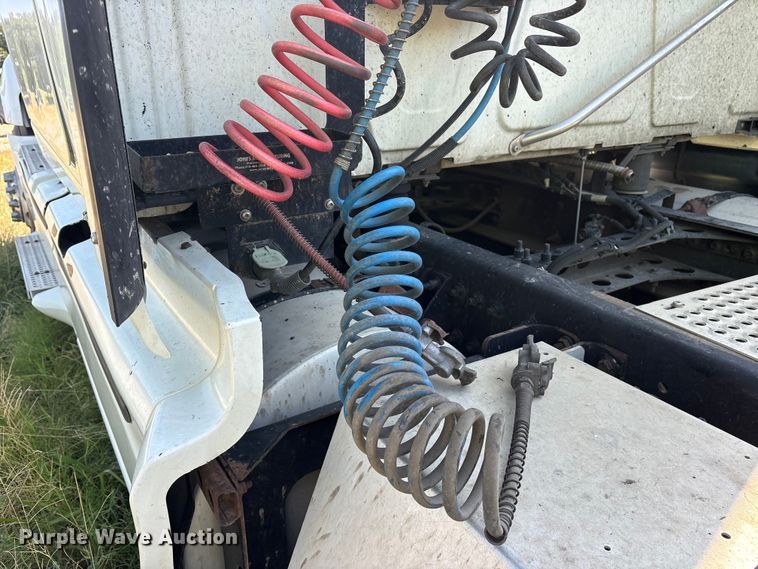 image for item ET0404 2015 International ProStar 122 semi truck