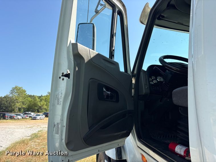 image for item ET0404 2015 International ProStar 122 semi truck