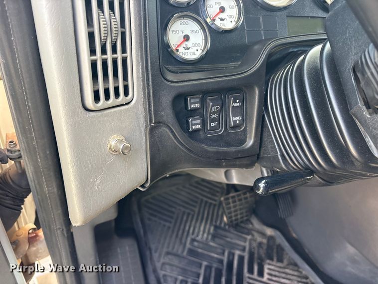 image for item ET0404 2015 International ProStar 122 semi truck