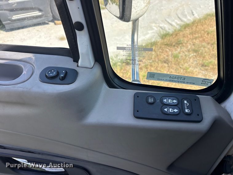 image for item ET0404 2015 International ProStar 122 semi truck