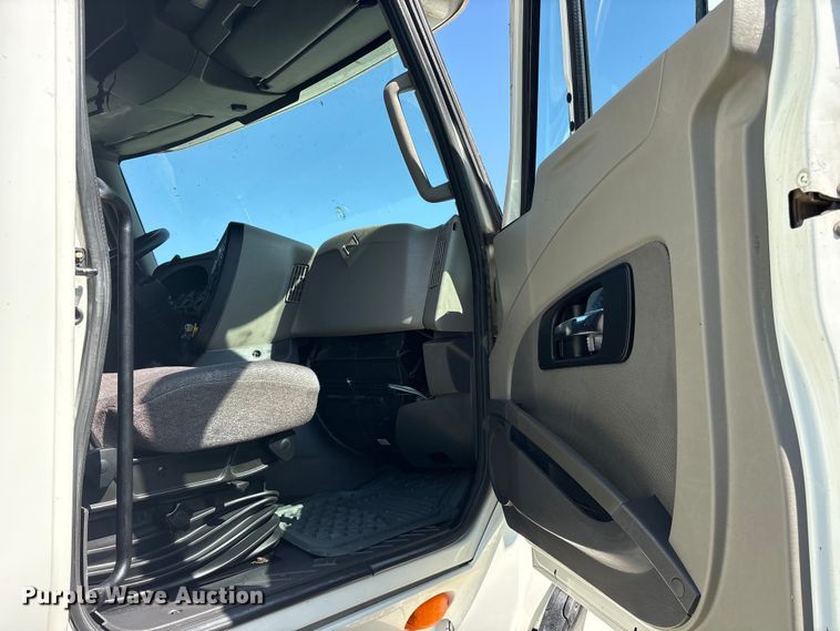 image for item ET0404 2015 International ProStar 122 semi truck