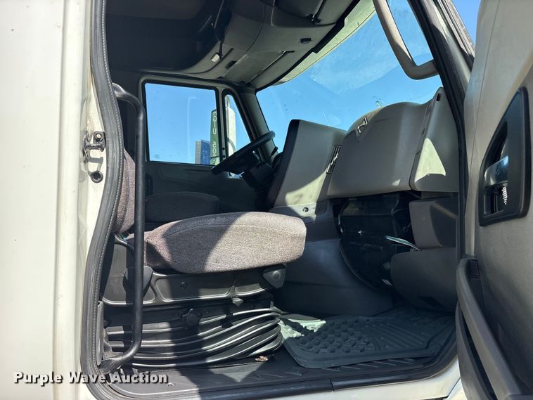 image for item ET0404 2015 International ProStar 122 semi truck