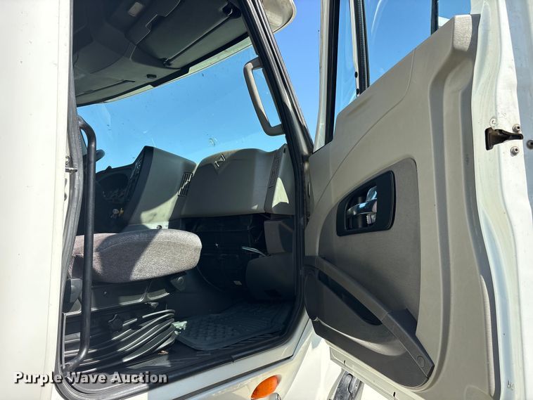 image for item ET0404 2015 International ProStar 122 semi truck