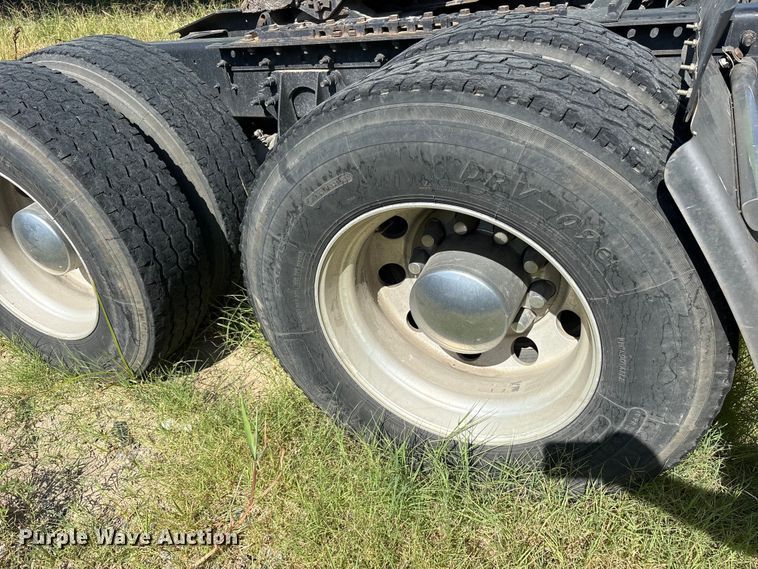 image for item ET0404 2015 International ProStar 122 semi truck