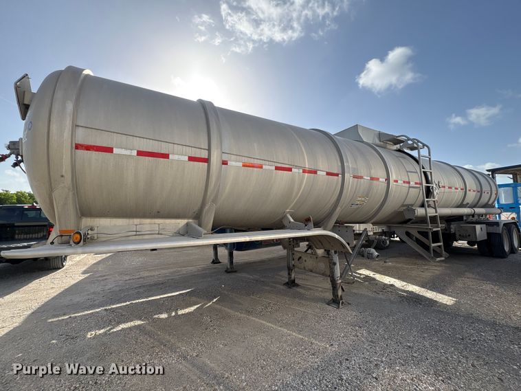 image for item EU0816 2013 Heil Trailer International fuel trailer