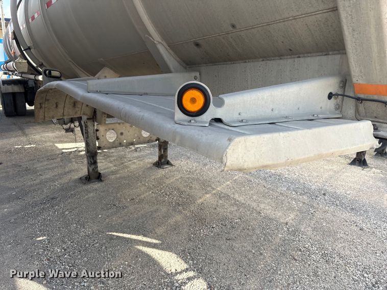 image for item EU0816 2013 Heil Trailer International fuel trailer
