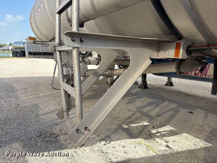 image for item EU0816 2013 Heil Trailer International fuel trailer