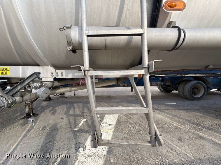 image for item EU0816 2013 Heil Trailer International fuel trailer