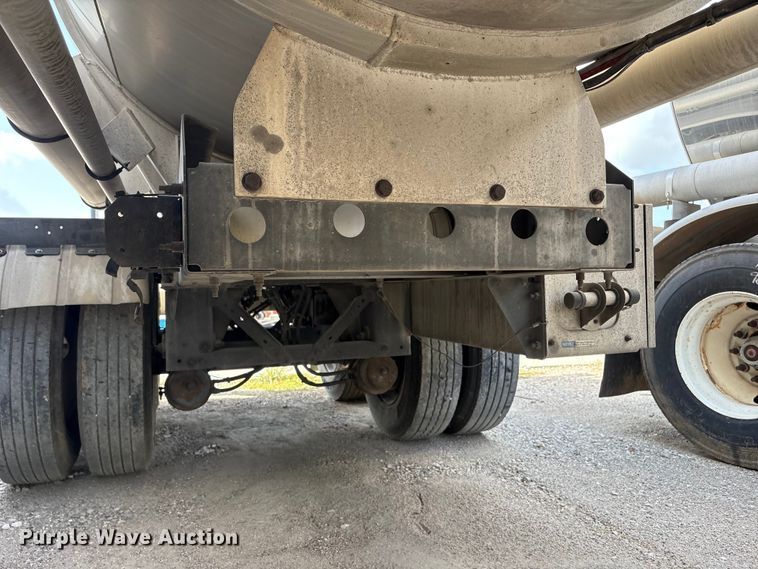 image for item EU0816 2013 Heil Trailer International fuel trailer