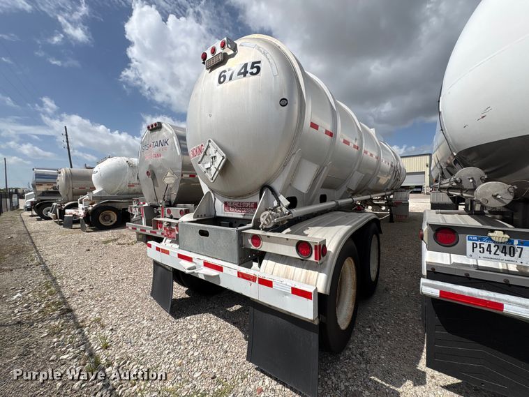 image for item EU0822 2013 Heil Trailer International fuel tank