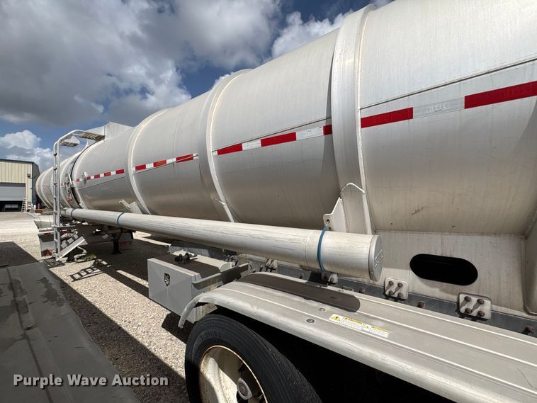 image for item EU0822 2013 Heil Trailer International fuel tank