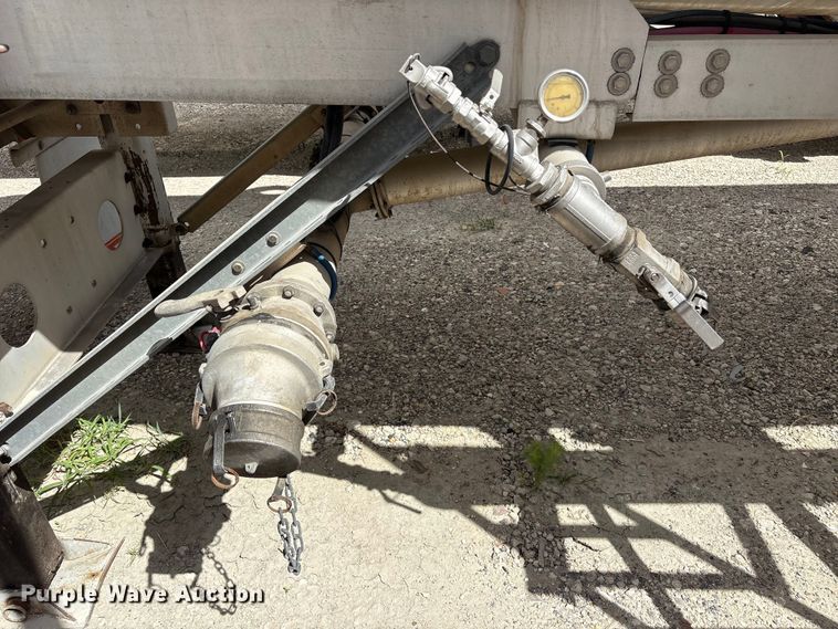 image for item EU0822 2013 Heil Trailer International fuel tank