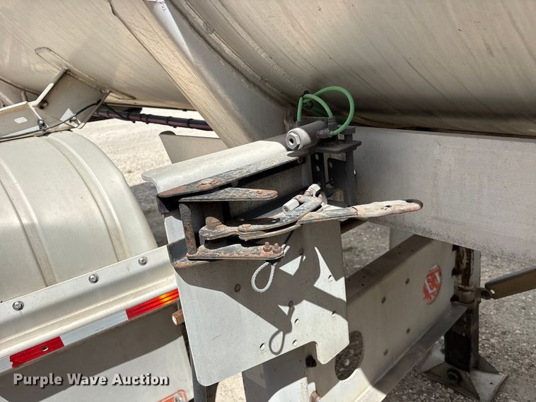 image for item EU0822 2013 Heil Trailer International fuel tank