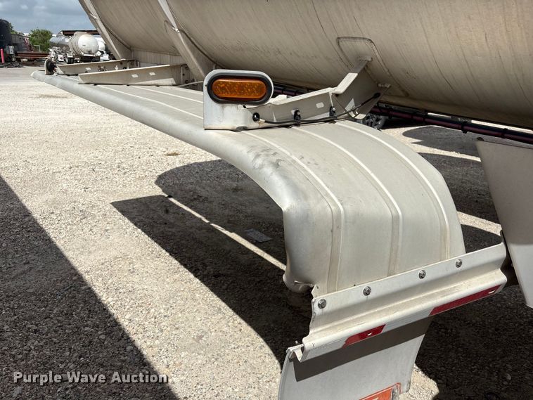 image for item EU0822 2013 Heil Trailer International fuel tank