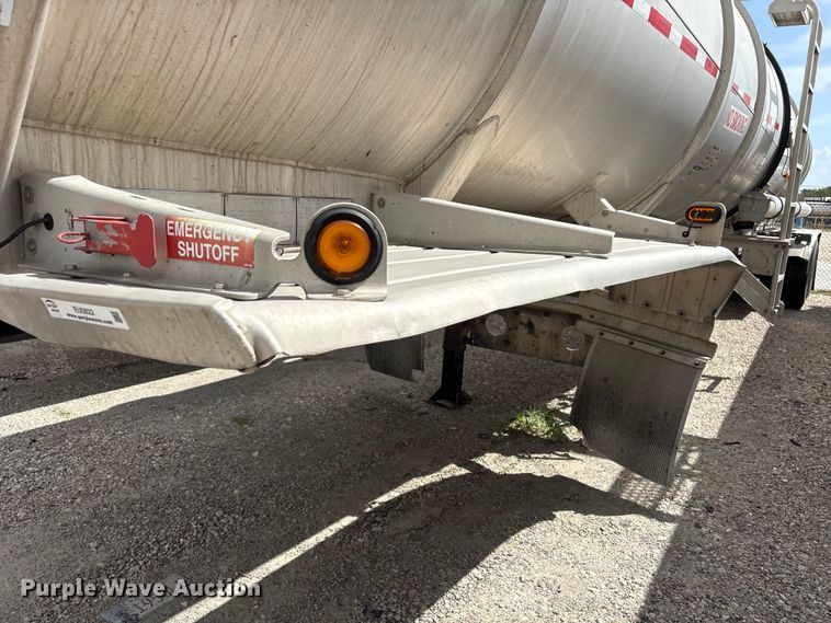 image for item EU0822 2013 Heil Trailer International fuel tank