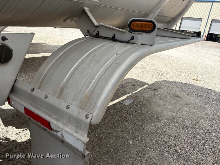 image for item EU0822 2013 Heil Trailer International fuel tank