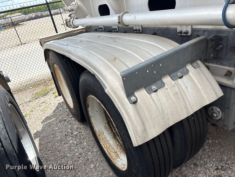 image for item EU0822 2013 Heil Trailer International fuel tank