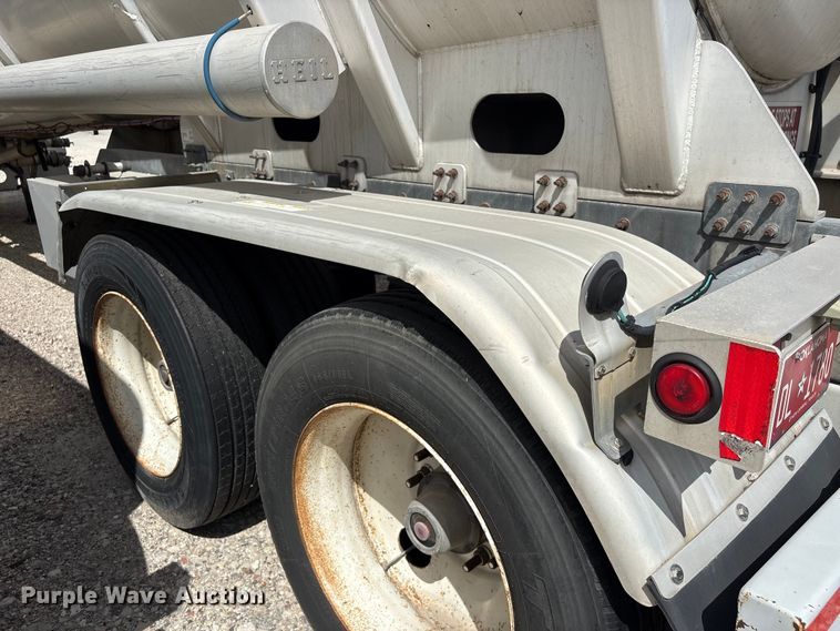 image for item EU0822 2013 Heil Trailer International fuel tank
