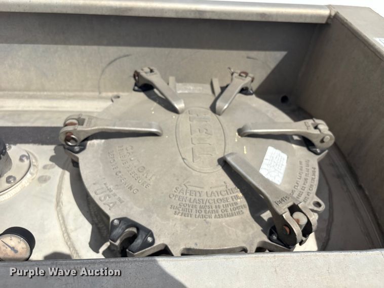 image for item EU0822 2013 Heil Trailer International fuel tank