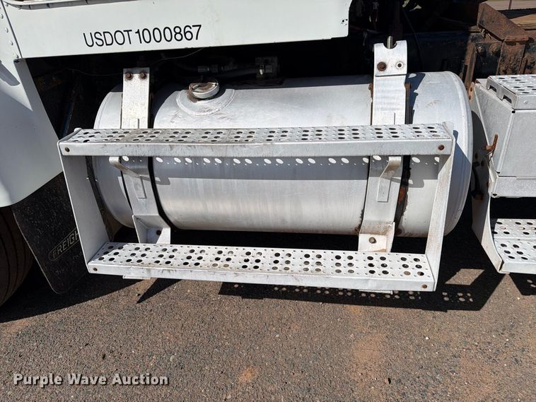 image for item EU0886 1991 Freightliner Long Conv. semi truck