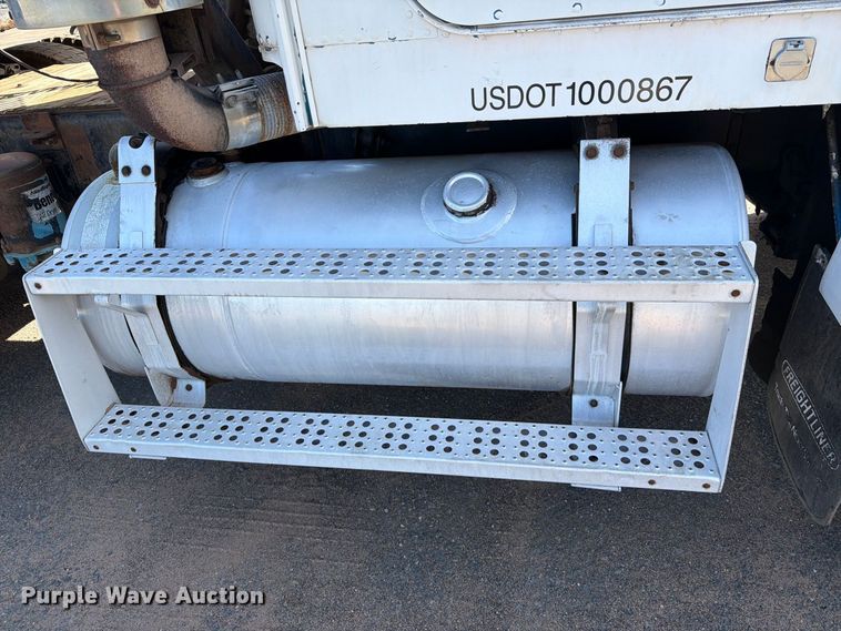 image for item EU0886 1991 Freightliner Long Conv. semi truck