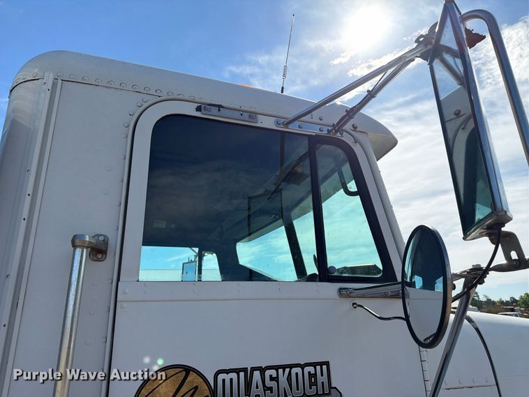 image for item EU0886 1991 Freightliner Long Conv. semi truck