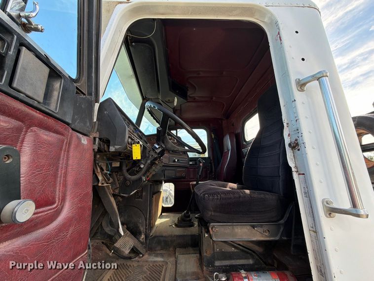 image for item EU0886 1991 Freightliner Long Conv. semi truck