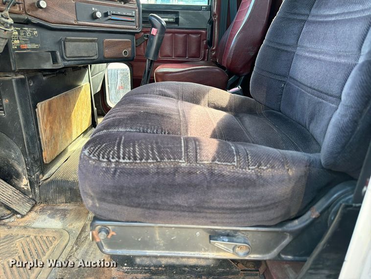 image for item EU0886 1991 Freightliner Long Conv. semi truck