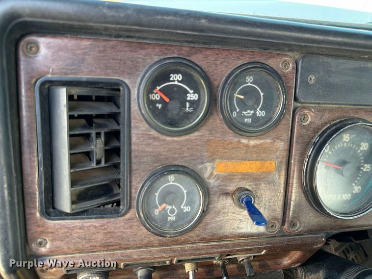 image for item EU0886 1991 Freightliner Long Conv. semi truck