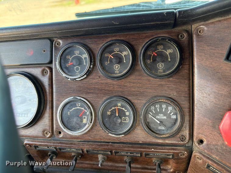 image for item EU0886 1991 Freightliner Long Conv. semi truck