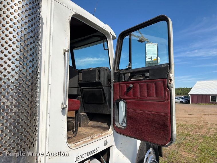 image for item EU0886 1991 Freightliner Long Conv. semi truck