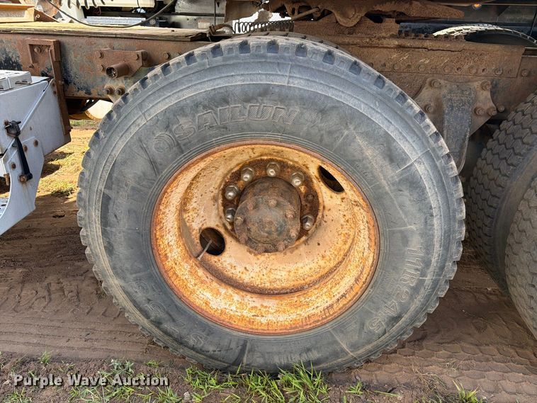 image for item EU0886 1991 Freightliner Long Conv. semi truck