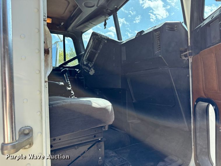 image for item EV6207 1996 Freightliner FLD semi truck