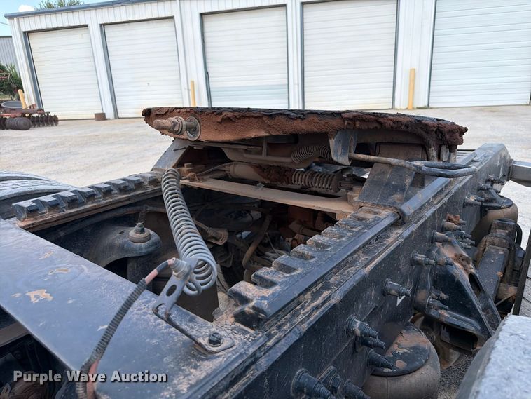 image for item EW8844 2020 Peterbilt 567 semi truck