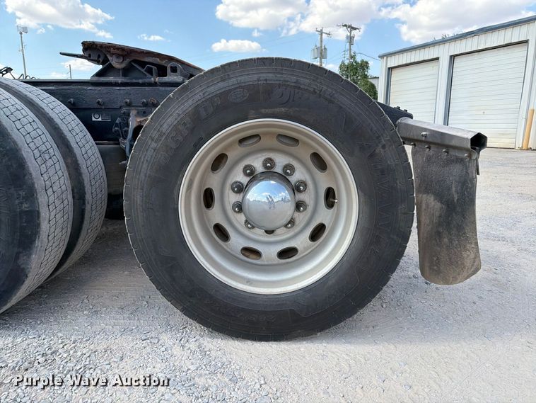 image for item EW8844 2020 Peterbilt 567 semi truck