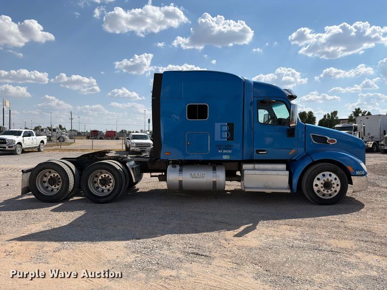 image for item EW8845 2016 Peterbilt 579 semi truck