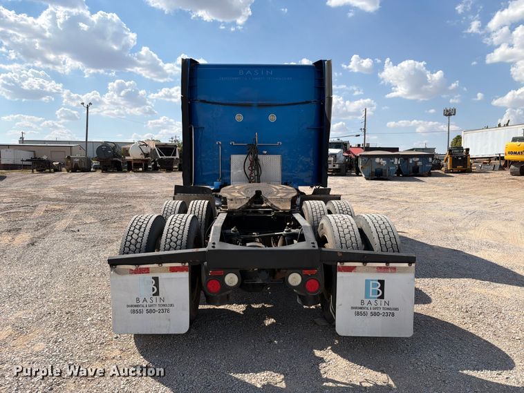 image for item EW8845 2016 Peterbilt 579 semi truck