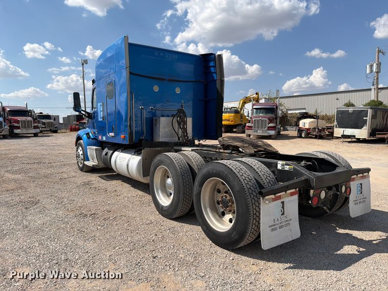 image for item EW8845 2016 Peterbilt 579 semi truck