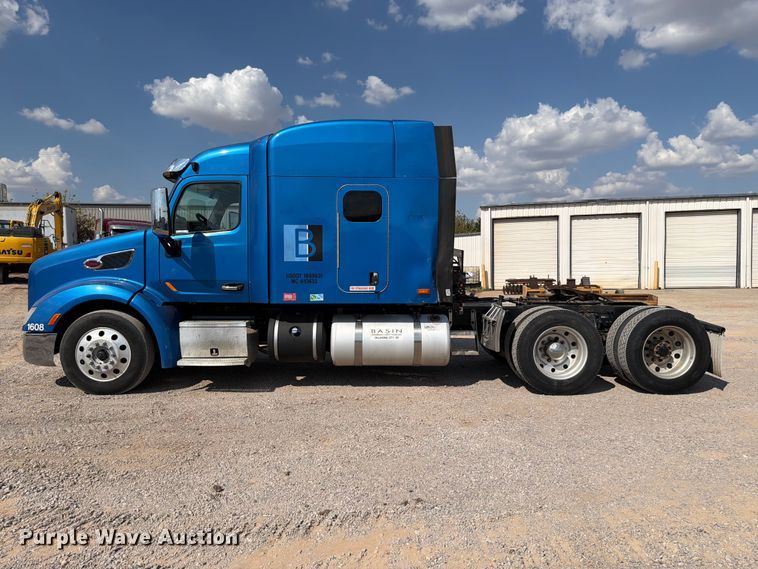 image for item EW8845 2016 Peterbilt 579 semi truck