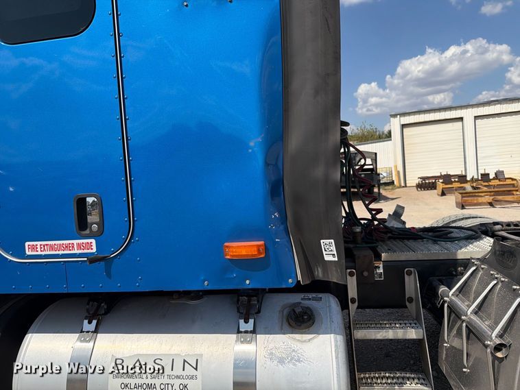 image for item EW8845 2016 Peterbilt 579 semi truck