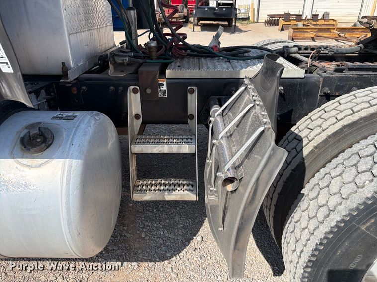 image for item EW8845 2016 Peterbilt 579 semi truck