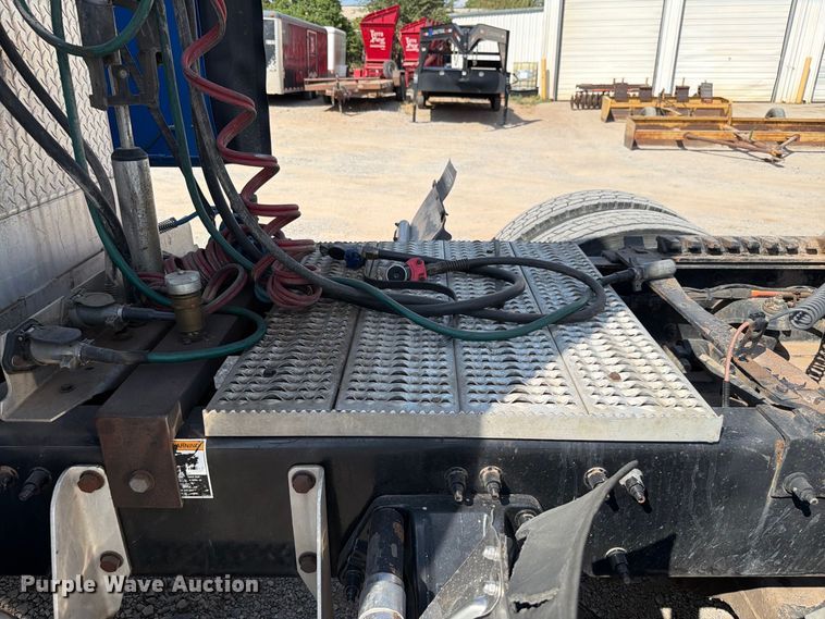 image for item EW8845 2016 Peterbilt 579 semi truck