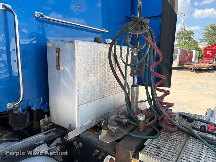 image for item EW8845 2016 Peterbilt 579 semi truck