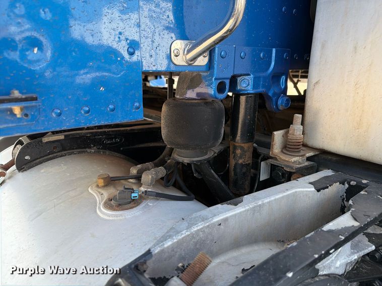image for item EW8845 2016 Peterbilt 579 semi truck