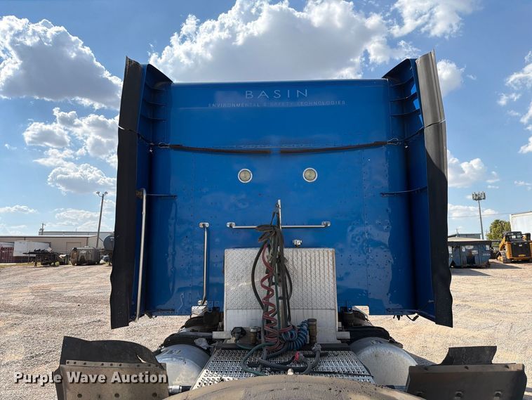 image for item EW8845 2016 Peterbilt 579 semi truck